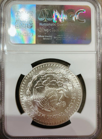 1984年メキシコ1オンス銀貨リベルタッド、NGC MS66グレード鑑定、銀貨の美しさを強調した画像